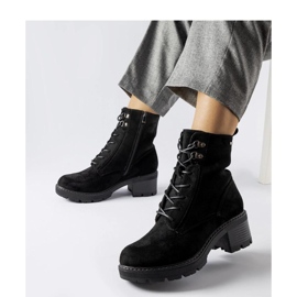 Botins pretos com atacadores 1
