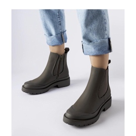 Galochas verdes e botins femininos 1