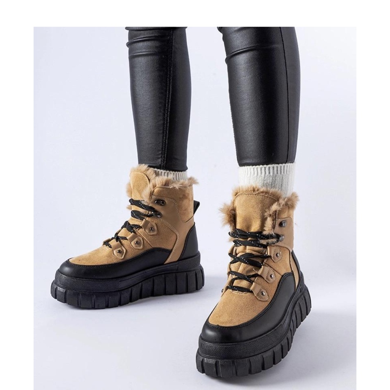 Botas bege em uma sola maciça 1