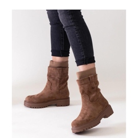 Botins slip-on castanhos com meia 1