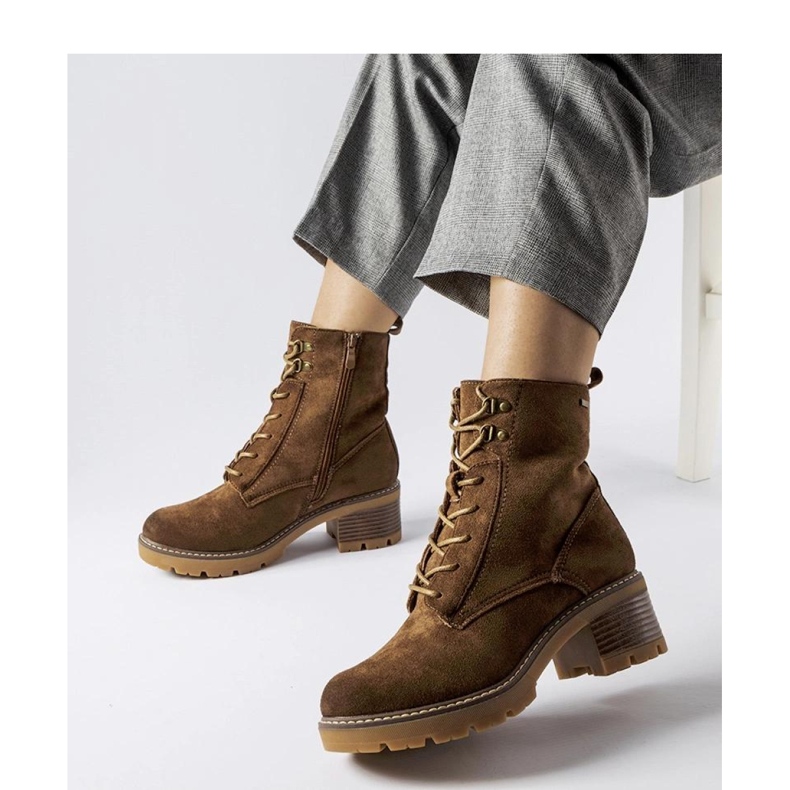 Botins castanhos com atacadores marrom 1