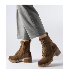 Botins castanhos com atacadores marrom 2