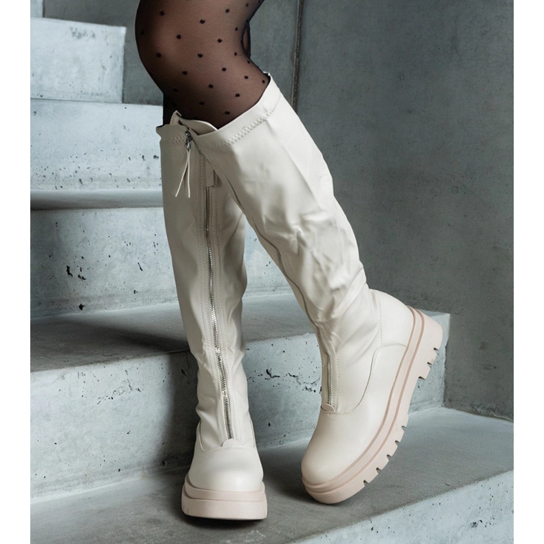 Botas bege de couro ecológico com salto plano decorado com zíper 2