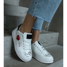 Tênis branco decorado com patch e inscrições na plataforma 1