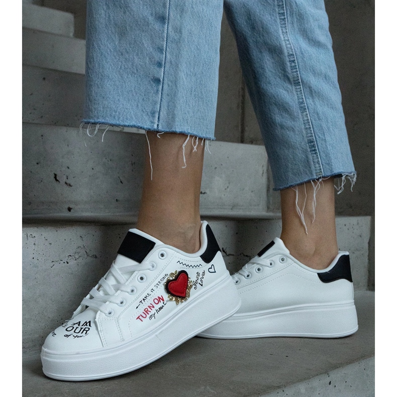 Tênis branco decorado com patch e inscrições na plataforma 2