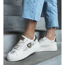 Tênis bege decorado com patch e inscrições na plataforma Etara 1