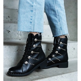 Botins pretos com atacadores decorados com tachas 1