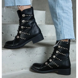 Botins pretos com atacadores decorados com tachas 2