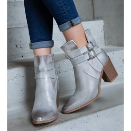 Botins prateados de salto alto decorados com recorte prata 1