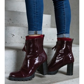 Botins envernizados cor de vinho decorados com fecho vermelho 2