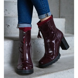 Botins envernizados cor de vinho decorados com fecho vermelho 1