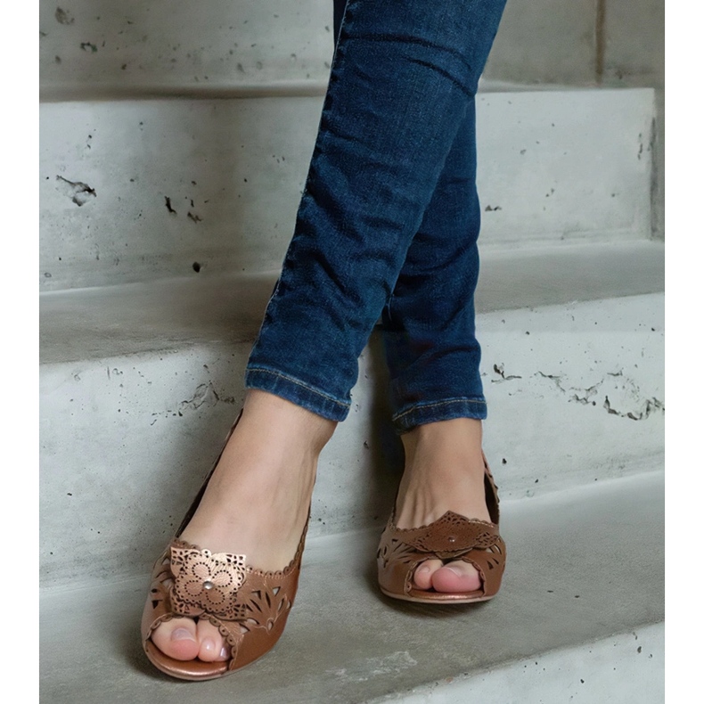 Sapatilhas douradas com aberturas e bico aberto dourado 1