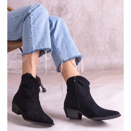 Botas de cowboy preto tornozelo isolado 1