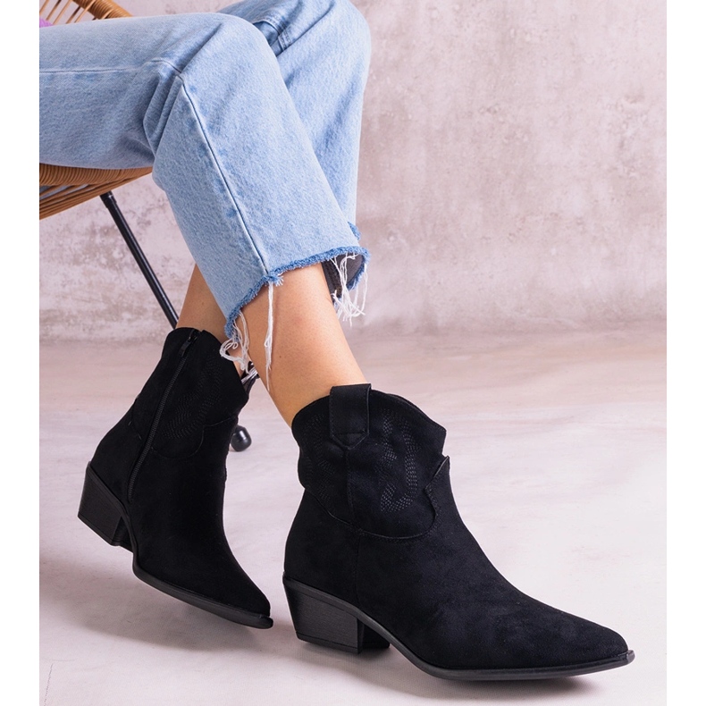 Botas de cowboy preto tornozelo isolado 2