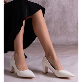 Bombas brancas no poste branco 1