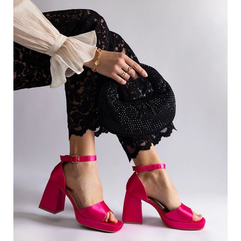 Sandálias femininas de cetim rosa com um salto enorme 2