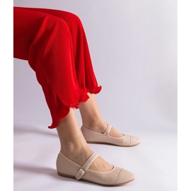 Sapatilhas bege com acabamento fosco, fechadas com fivela 1