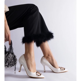 Salto alto branco decorado com zircões coloridos 1