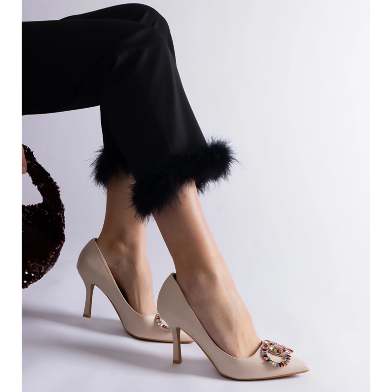 Salto alto bege decorado com zircões coloridos 2 Salto alto bege decorado com zircões coloridos 2