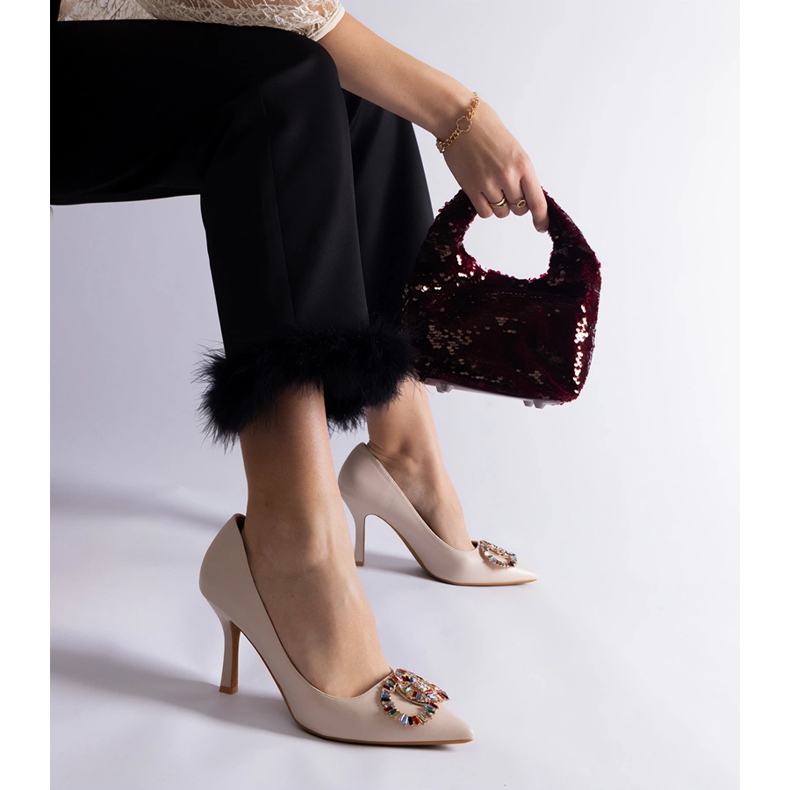 Salto alto bege decorado com zircões coloridos 1 Salto alto bege decorado com zircões coloridos 1