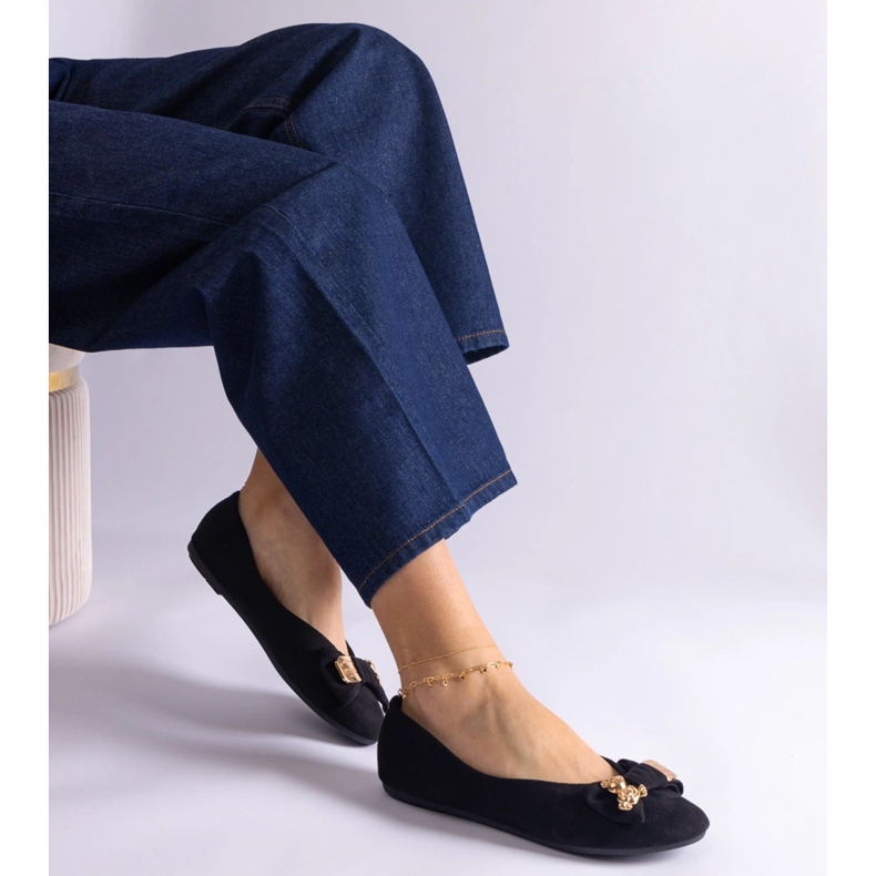 Sapatilhas pretas decoradas com laço e broche preto 1