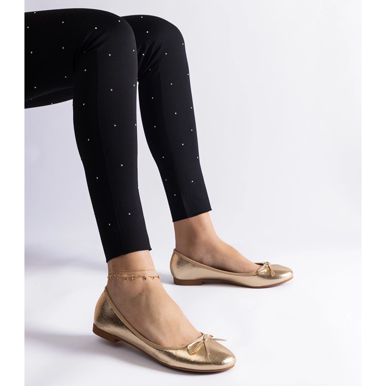Sapatilhas douradas decoradas com laço dourado 1 Sapatilhas douradas decoradas com laço dourado 1