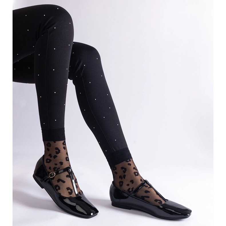 Sapatilhas pretas envernizadas com cinto preto 1