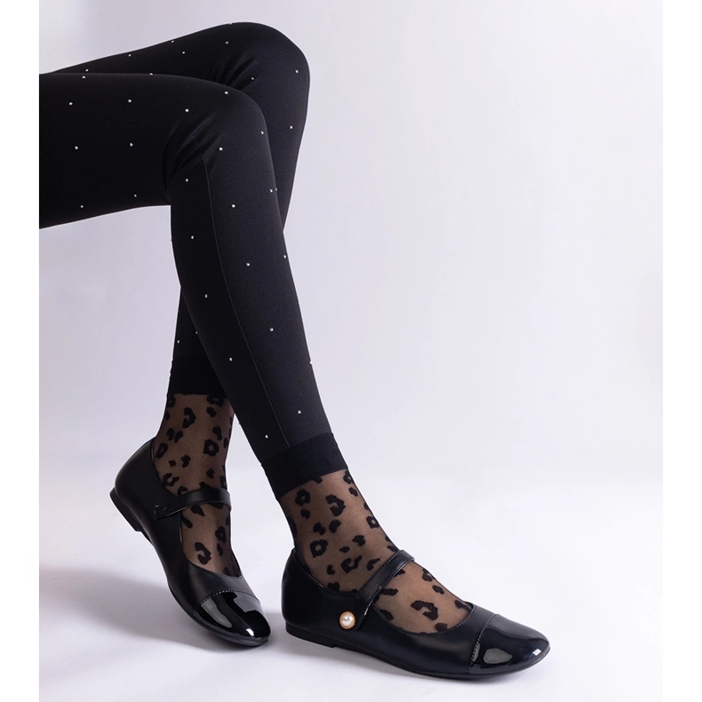 Sapatilhas pretas com biqueira envernizada, fechadas com velcro preto 1