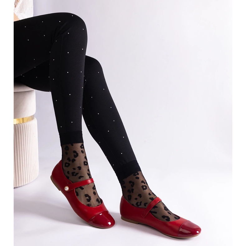 Sapatilhas vermelhas com biqueira envernizada, fechadas com velcro vermelho 1