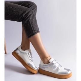 Tênis prateados presos com velcro prata 2 Tênis prateados presos com velcro prata 2
