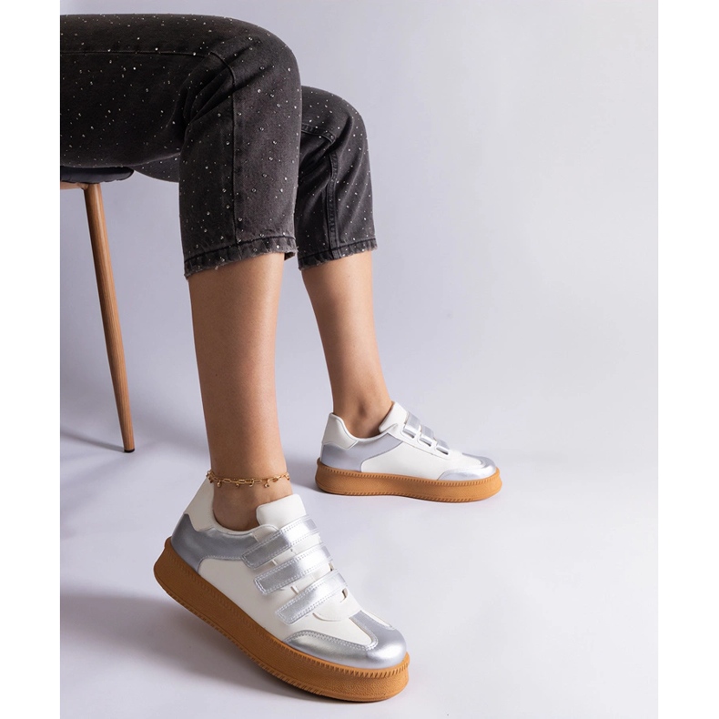 Tênis prateados presos com velcro prata 1