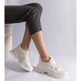 Tênis esportivos bege em uma sola enorme 2