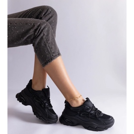 Tênis esportivos negros em uma sola enorme preto 2