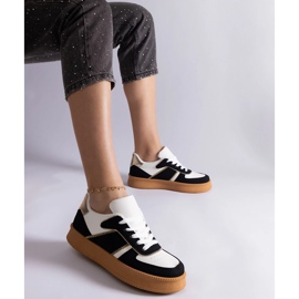 Tênis pretos atados na plataforma 1