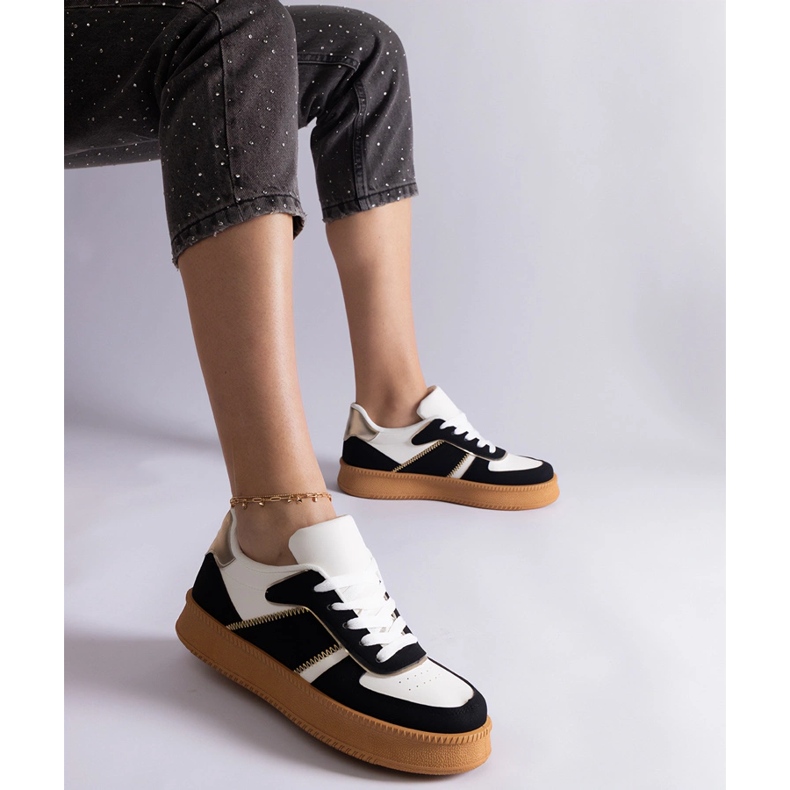 Tênis pretos atados na plataforma 1