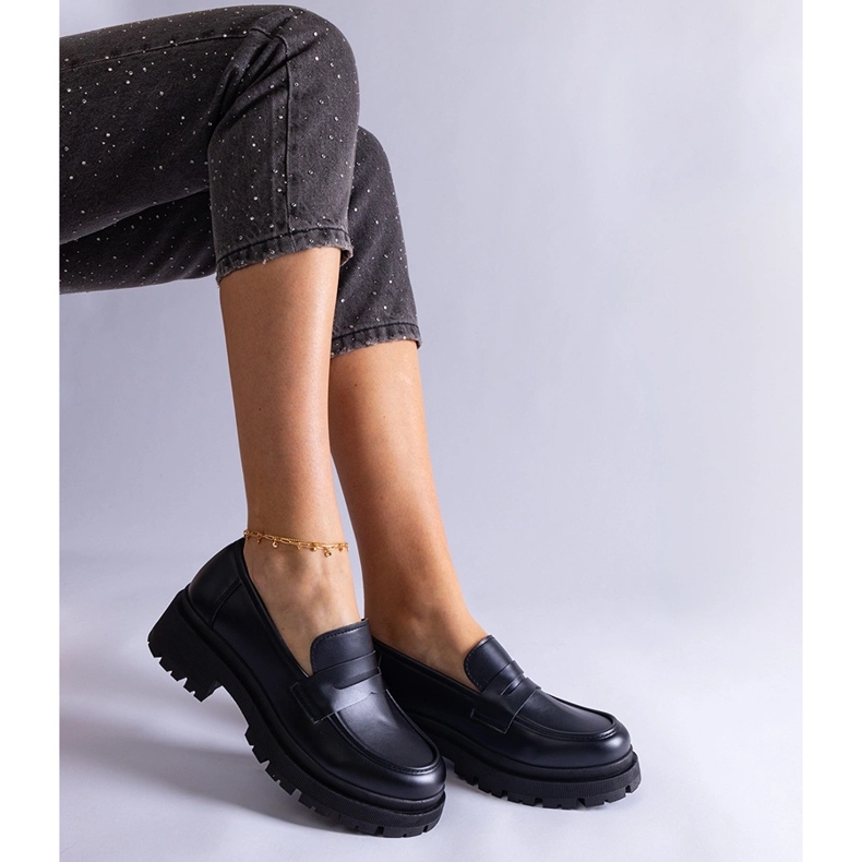 Mocassins pretos em couro ecológico 2