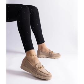 Mocassins femininos bege com camurça ecológica com uma corrente 1 Mocassins femininos bege com camurça ecológica com uma corrente 1