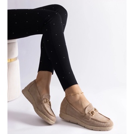 Mocassins femininos bege com camurça ecológica com uma corrente 2 Mocassins femininos bege com camurça ecológica com uma corrente 2