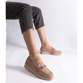 Mocassins femininos rosa com camurça ecológica com uma corrente 1