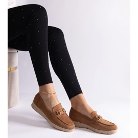 Mocassins femininos de caramelo com camurça ecológica com uma corrente castanho 1 Mocassins femininos de caramelo com camurça ecológica com uma corrente castanho 1
