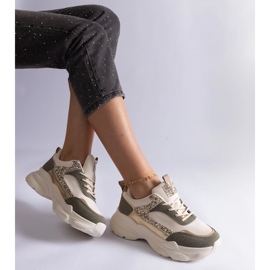 Tênis verde com detalhes em glitter 2