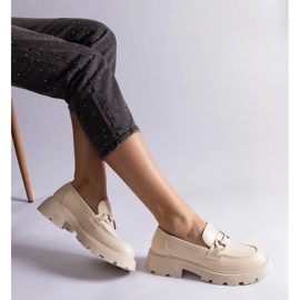Mocassins de couro ecológico bege com decoração dourada 1 Mocassins de couro ecológico bege com decoração dourada 1