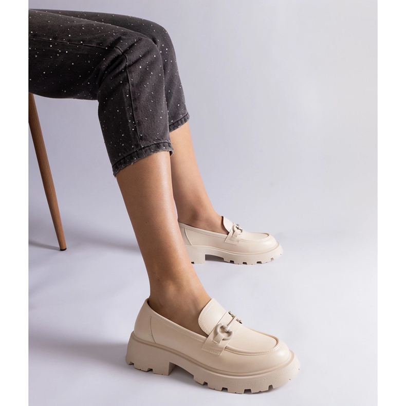 Mocassins de couro ecológico bege com decoração dourada 2