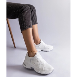 Tênis esportivo branco 1