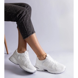 Tênis esportivo branco 2