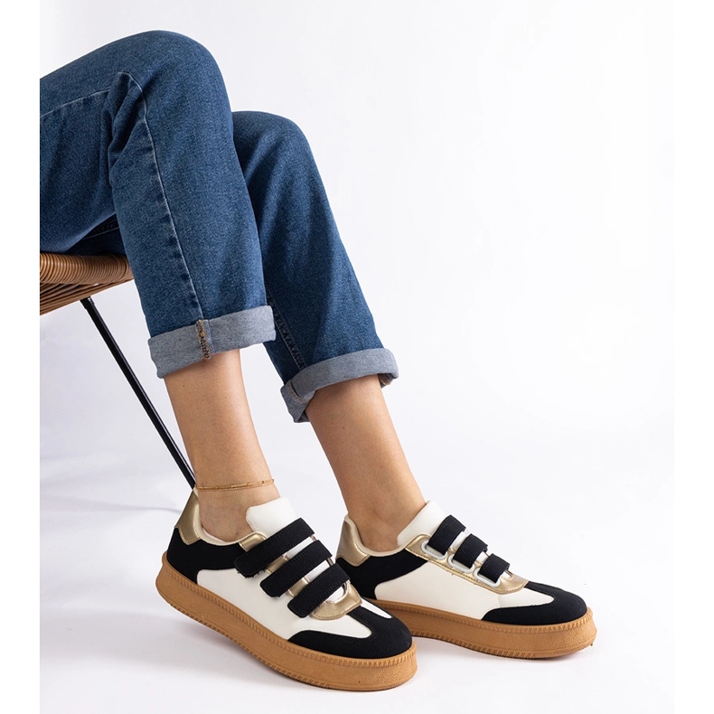 Tênis preto com fecho de velcro 1 Tênis preto com fecho de velcro 1