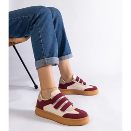 Tênis bordô com fecho de velcro vermelho 1