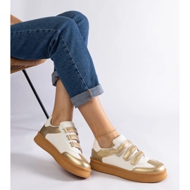 Tênis dourado com fecho de velcro 2