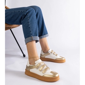 Tênis dourado com fecho de velcro 1