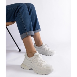 Tênis esportivo branco com sola enorme 1